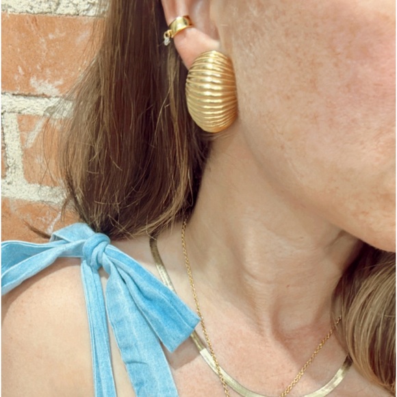 Christian Dior Ribbed Gold Tone Half Hoop Earrings Clip-on Vintage - Picture 4 of 4